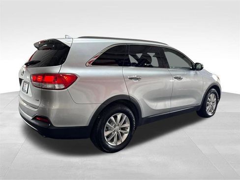 Used 2018 Kia Sorento AWD image 5