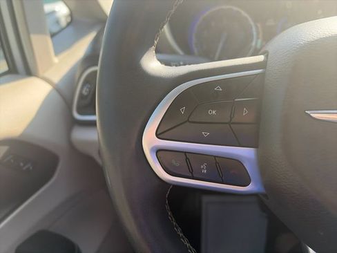 Used 2022 Chrysler Pacifica Touring-L FWD image 30