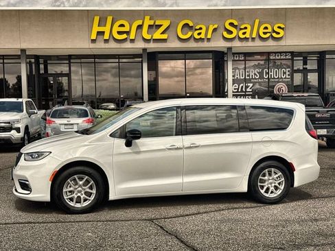 Used 2024 Chrysler Pacifica Touring-L FWD image 1