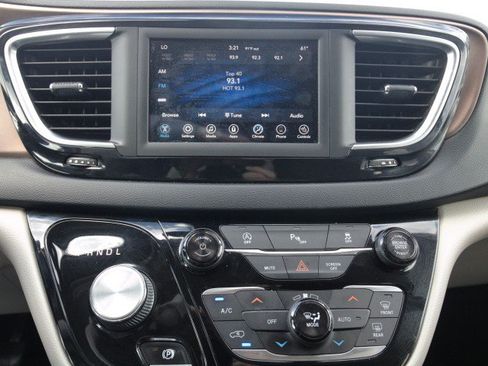 Used 2019 Chrysler Pacifica Touring-L FWD image 20