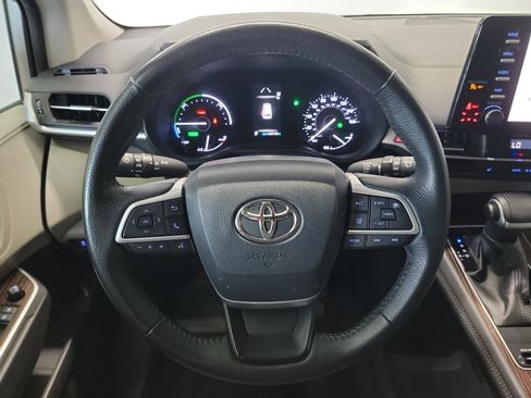 Used 2021 Toyota Sienna XLE FWD image 17
