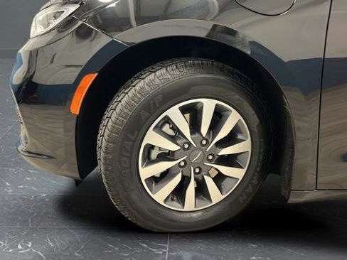 Used 2022 Chrysler Pacifica Touring-L FWD image 37