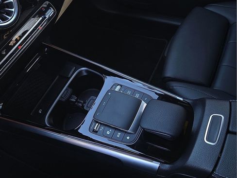 Used 2023 Mercedes-Benz GLB 250 4MATIC image 21