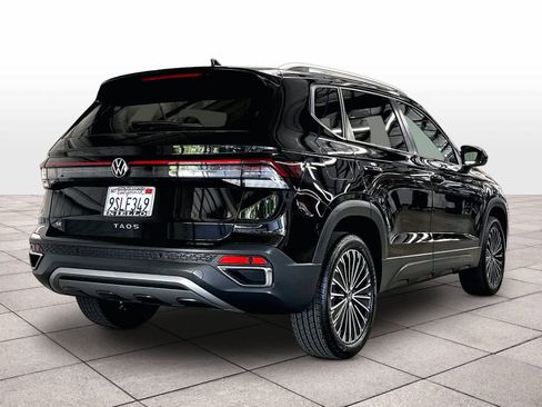 Used 2025 Volkswagen Taos SE FWD image 9