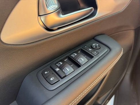 New 2026 Chrysler Pacifica Limited w/ S Appearance Package image 11