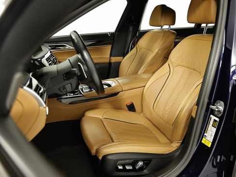 Used 2022 BMW 740i w/ M Sport Package image 21