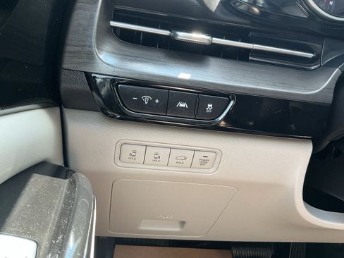 Used 2024 Kia Carnival EX FWD image 4