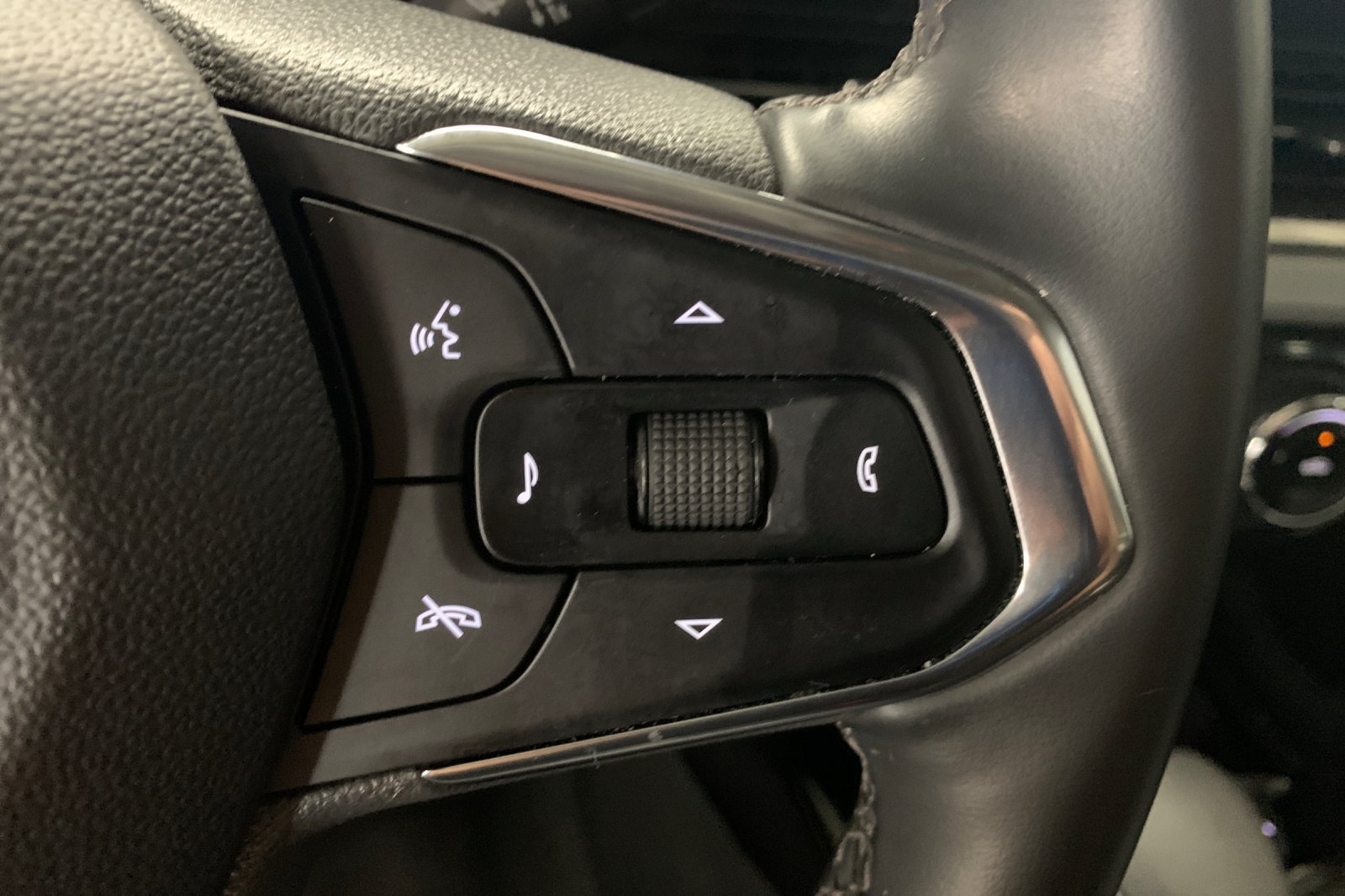 Used 2025 Chevrolet Trax LT w/ LT Convenience Package FWD image 28