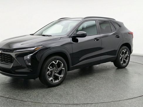 Used 2025 Chevrolet Trax LT FWD image 3