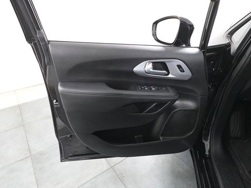 Used 2024 Chrysler Pacifica Touring-L w/ S Appearance Package image 8