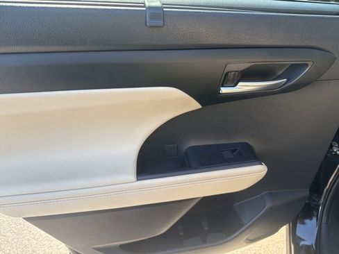 Used 2025 Toyota Highlander XLE AWD/4WD image 24