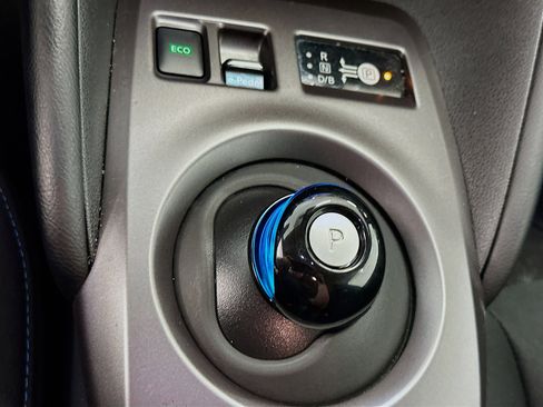 Used 2025 Nissan Leaf S image 24