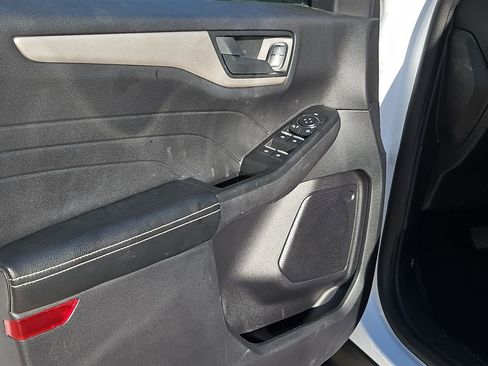 Used 2022 Ford Escape SE image 18