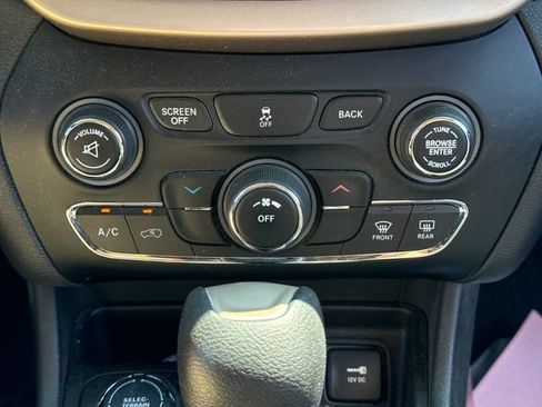 Used 2014 Jeep Cherokee Latitude w/ Cold Weather Group AWD/4WD image 27