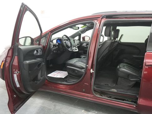 Used 2021 Chrysler Pacifica Touring-L w/ Uconnect Theater Family Group AWD/4WD image 25