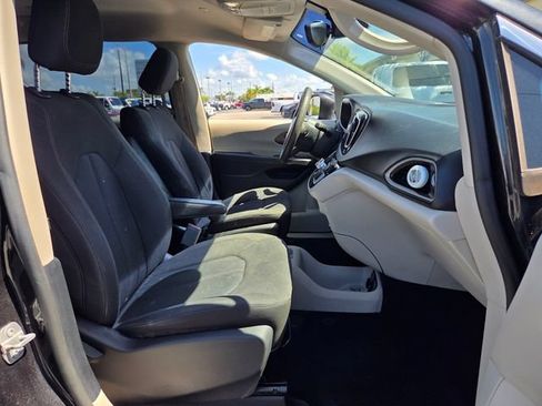 Used 2017 Chrysler Pacifica Touring FWD image 19
