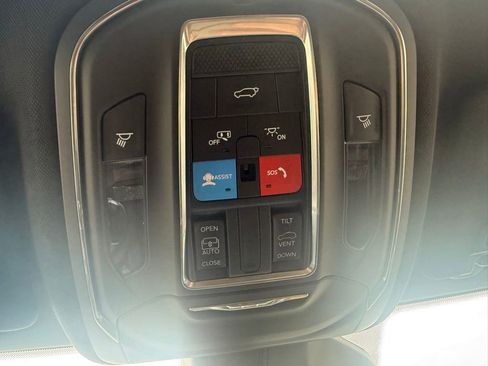 Used 2025 Jeep Grand Cherokee Altitude image 18