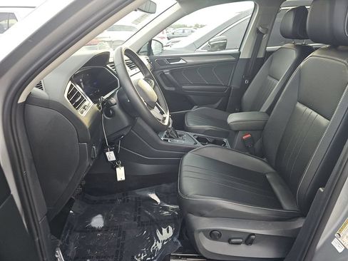 Used 2023 Volkswagen Tiguan SE w/ Panoramic Sunroof Package FWD image 13
