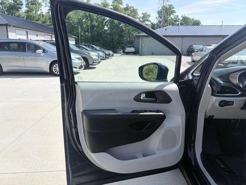 Used 2019 Chrysler Pacifica Touring-L FWD image 10