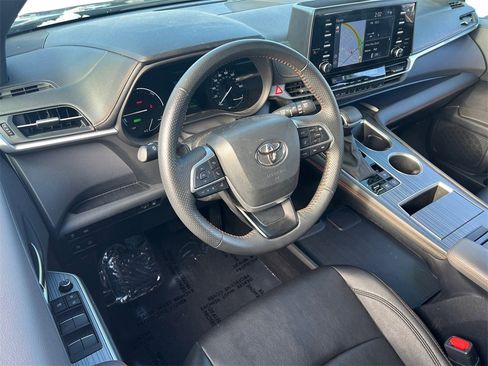 Used 2024 Toyota Sienna XSE image 7