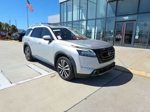 Used 2023 Nissan Pathfinder Platinum w/ Black Appearance Package image 2