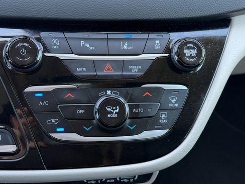 Used 2024 Chrysler Pacifica Touring-L FWD image 23