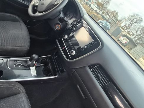 Used 2020 Mitsubishi Outlander ES image 33