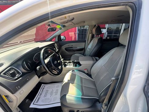 Used 2017 Kia Sedona LX w/ LX Essentials Premium Package FWD image 9