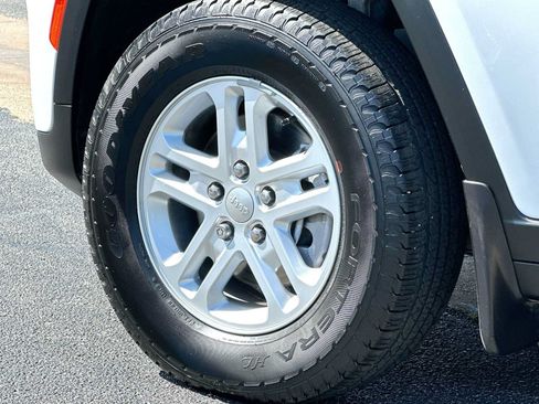 Used 2025 Jeep Grand Cherokee Laredo w/ MOPAR Finishing Package RWD image 11