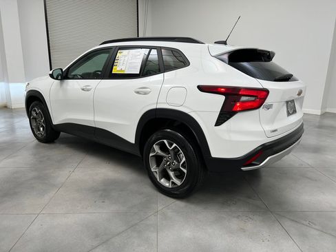 Used 2025 Chevrolet Trax LT w/ LT Convenience Package image 5