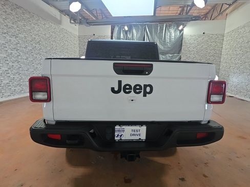 Used 2021 Jeep Gladiator Willys image 5