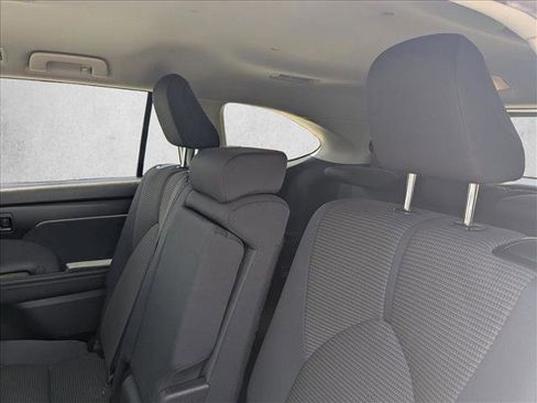 Used 2024 Toyota Highlander LE AWD/4WD image 16