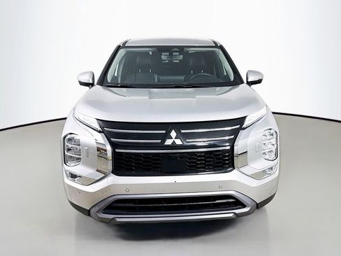 Used 2025 Mitsubishi Outlander SE image 2