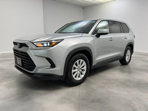 Used 2025 Toyota Grand Highlander AWD image 3