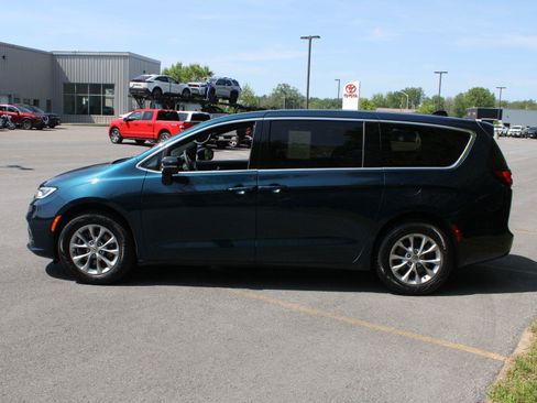 Used 2025 Chrysler Pacifica Select AWD/4WD image 5