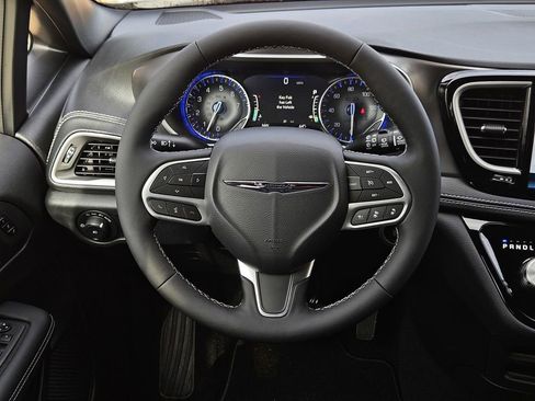 New 2026 Chrysler Pacifica Select image 16