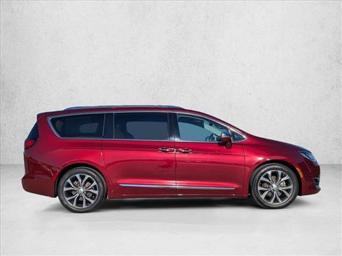 Used 2017 Chrysler Pacifica Limited image 8