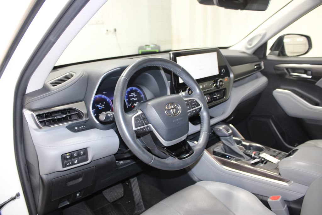 Used 2023 Toyota Highlander Limited FWD image 14