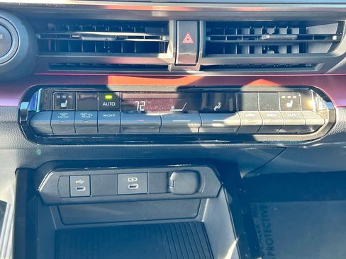 Used 2025 Toyota Prius Plug-In Hybrid image 21