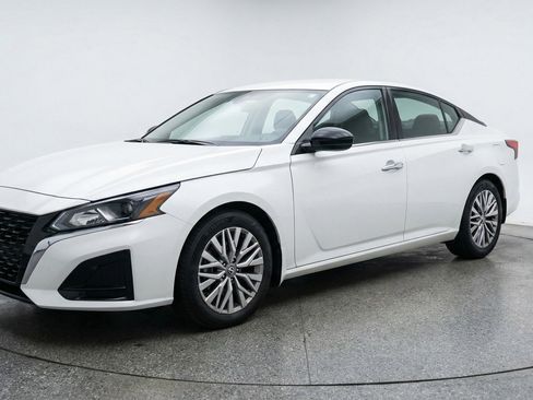 Used 2025 Nissan Altima 2.5 SV FWD image 3