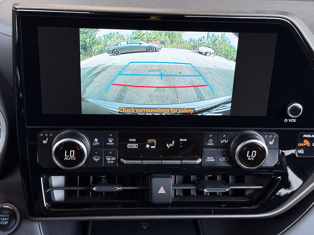 Used 2025 Toyota Highlander XLE AWD/4WD image 16