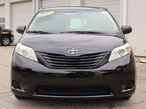 Used 2017 Toyota Sienna L image 6