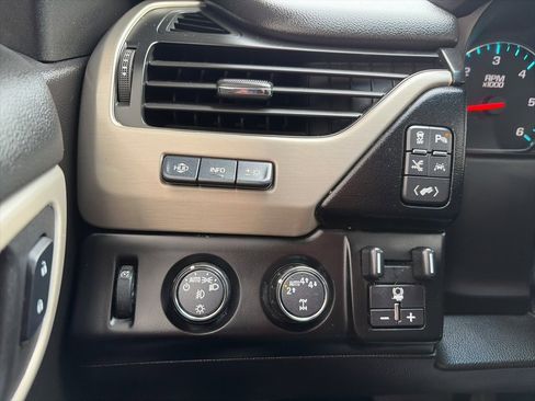 Used 2018 GMC Yukon Denali image 15