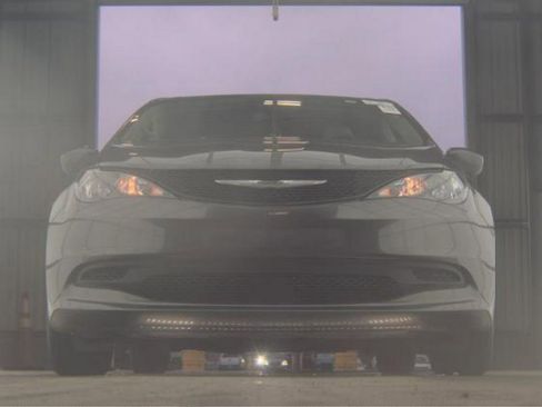 Used 2023 Chrysler Voyager LX image 3