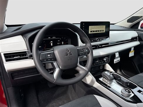 New 2025 Mitsubishi Outlander SE image 9