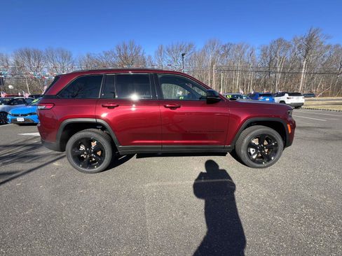 New 2025 Jeep Grand Cherokee Altitude image 5