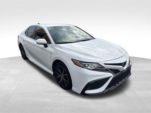 Used 2021 Toyota Camry SE FWD image 3