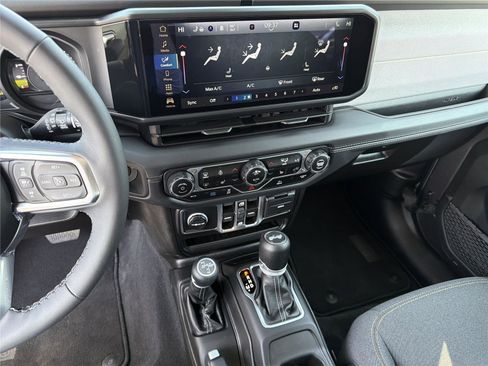 Used 2025 Jeep Wrangler Unlimited Sahara AWD/4WD image 28