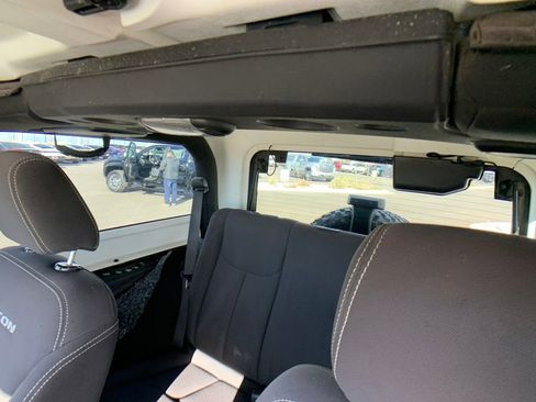 Used 2017 Jeep Wrangler Rubicon w/ Power Convenience Group image 26