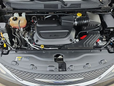 Used 2020 Chrysler Pacifica Touring-L FWD image 35